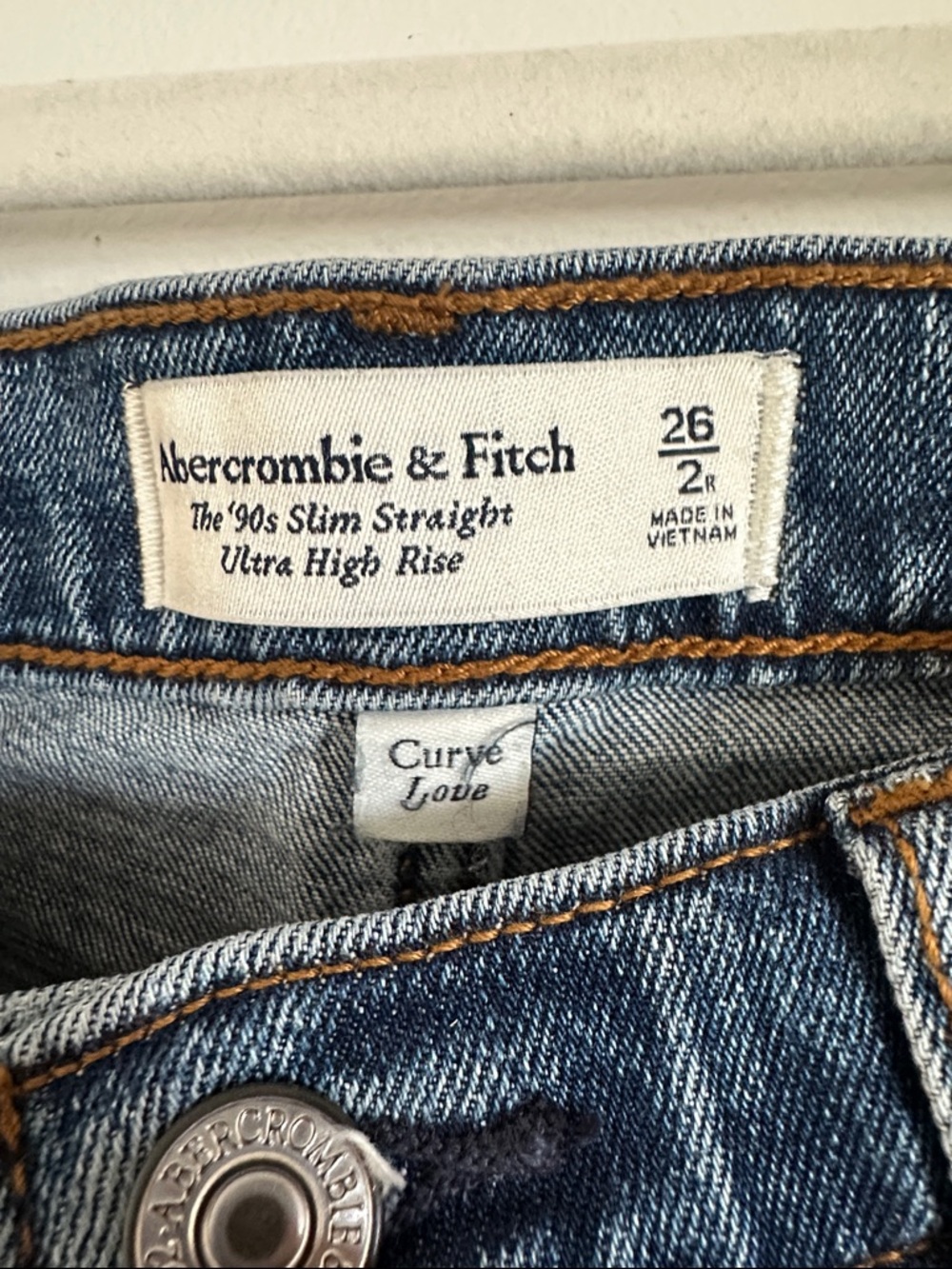 Abercrombie & Fitch Ultra High Rise The 90s Slim Straight Jeans - Picture 3 of 5